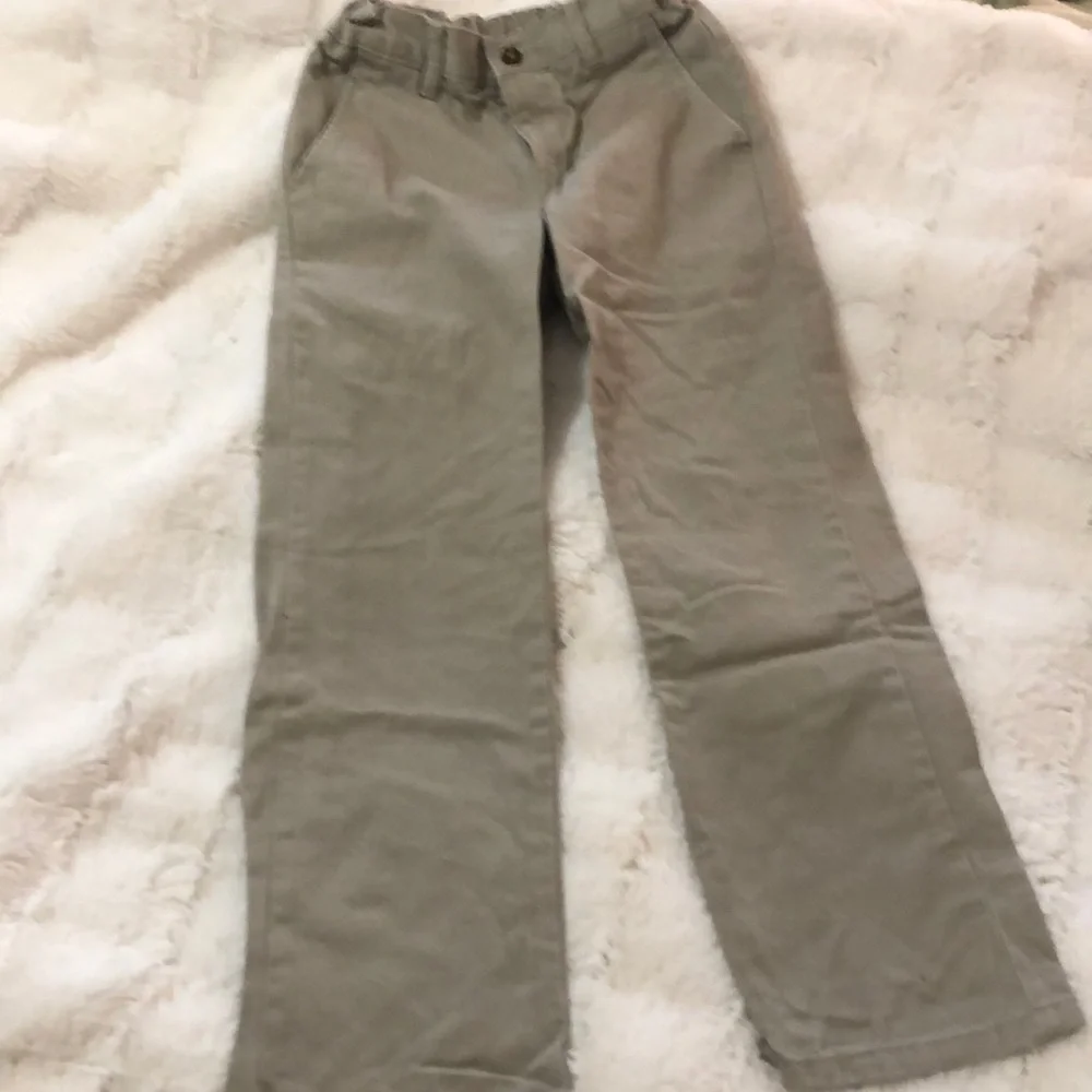 Izod youth khaki pants, excellent like-new condition.  Size 10.